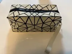幾何学模様 ポーチ ホワイト ストラップ付きのサムネイル