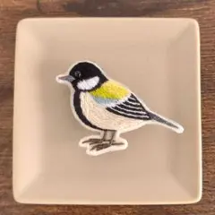 【シジュウカラ】刺繍ブローチ　ハンドメイド　鳥　野鳥　動物　小動物　刺繍