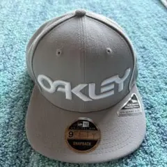 OAKLEY 9FIFTY スナップバックキャップ グレー