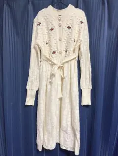 花柄刺繍ニットワンピース　袖リブ　ウエストリボン