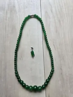 緑色ビーズネックレスと翡翠ペンダント