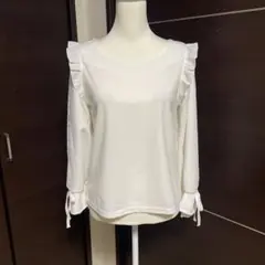 【INGNI】イング　フリル付きホワイトVネック長袖トップス　カットソー