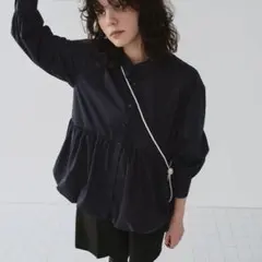 titivate 襟付ヘムバルーンシャツ　ネイビー　Mサイズのサムネイル