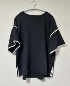 ライン入り黒トップス