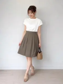 値下げ可◎【美品】バーニーズニューヨーク タックフレアスカート 36 ひざ丈のサムネイル