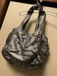 《ジミーチュウ》『シルバー メタリック トートバッグ』