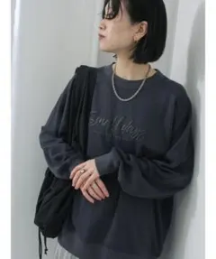 Samansa Mos2 blue 裏毛発泡ラメロゴプルオーバー