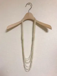 ホワイトビーズのロングネックレス