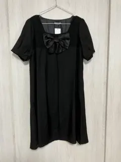 リボン付きブラックひざ丈ワンピース
