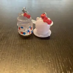 ハローキティ ガチャガチャ2個セット　めじるしアクセサリー