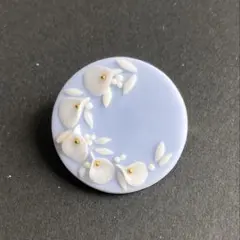 花のデザインブローチ（水色の土台）