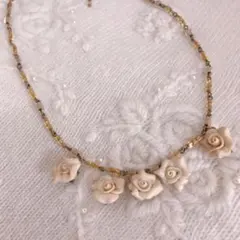 田園詩　薔薇とガラスビーズのネックレス　ストリートオルガン好きな方も