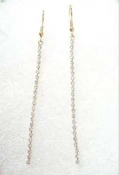 ラインストーンのゆらゆらピアス　ロング　春ピアス