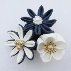 和装や卒業式にも◎ネイビーつまみ細工髪飾り（ヘアクリップ）コサージュ２way