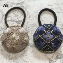 インド刺繍リボンくるみボタンヘアゴム38mm２個セット　ネイビー、ベージュ