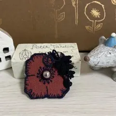 ミナペルホネン ハンドメイドブローチ＊希少赤いアネモネのブローチ　アクセサリー