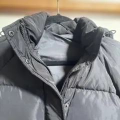 黒いダウンジャケット フード付き