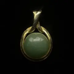 390遺品整理品　ペンダントトップ　翡翠？　ヒスイ？　ゴールド色　ヴィンテージ