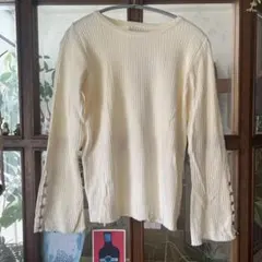 Bab クリーム色リブ編み長袖セーター 袖ボタンがポイント