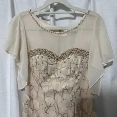 エレガントなベージュパーティードレス