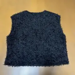 フワフワ素材の黒いノースリーブベスト