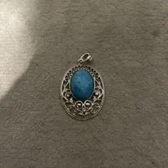 シルバー 青い石 透かし彫り ペンダント