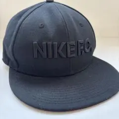 Nike FC ブラックキャップ　黒刺繍ロゴ