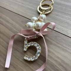 ファッションイミテーションパールリボン付きクリスタル数字5キーホルダー