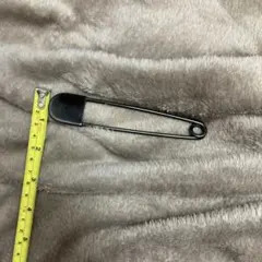 安全ピンブローチ