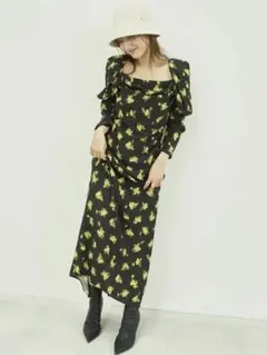 も*も様 【美品】SNIDEL ドレープタイトレーヨンプリントワンピース