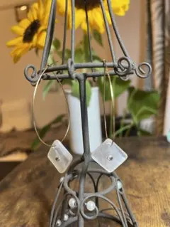 スワロフスキーのシェル風フープピアス