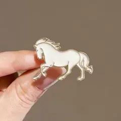馬 ピンバッジ ホワイト ブラック ホース ブローチ 白 2026 午年 開運