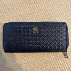 黒のレザー長財布 金属ロゴ付き