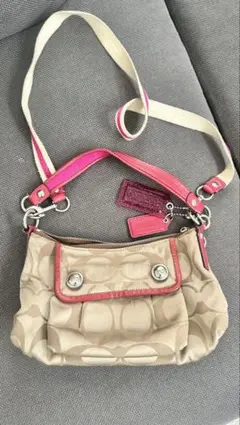 ショルダーバッグ ベージュ ピンク ロゴ入り　COACH