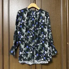 美品　シップス　リバティプリントギャザースリーブブラウスのサムネイル