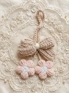 ハンドメイド かぎ針編み リボンと花のキーホルダー