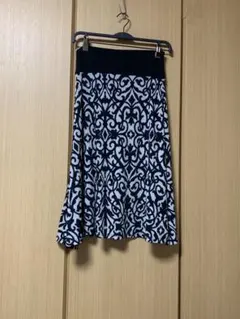 フレアスカート 黒と白の模様 ひざ丈