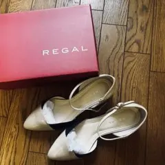 REGAL ベージュ・黒 ストラップ付きパンプスのサムネイル