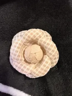 花型ベージュブローチ