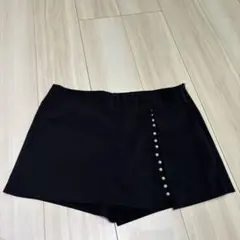 ブラック ボタン付きショートパンツ