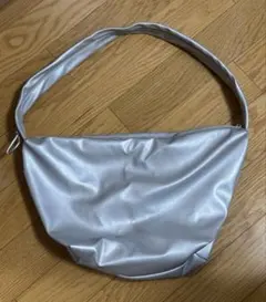 メタリック シルバー ショルダーバッグ