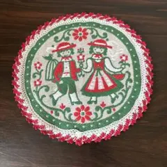 刺繍デザインの円形レースマット