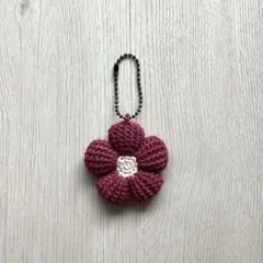 ハンドメイド 編み物 花 キーホルダー チャーム ワインレッド 赤 あみぐるみ