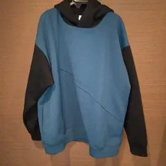 青と黒のフード付きパーカー