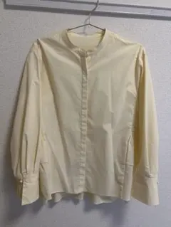 淡い黄色のスタンドカラーシャツ