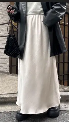 スタイルアップサテンスカート