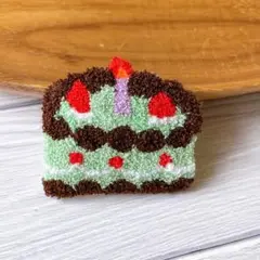 パステルカラーのチョコミントケーキ　ブローチ　デコレーションケーキ