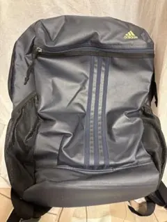 adidas ネイビーリュック 3本ラインデザイン