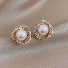 【新品】　上品　パール イヤリング　ゴールド　上品　小粒　ビジュー　フォーマル