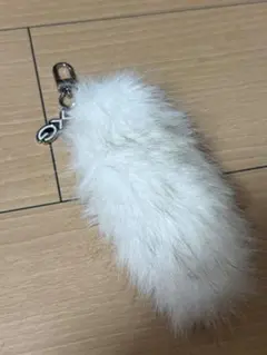 XG しっぽ　ファーチャーム キーホルダー ホワイト